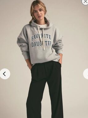 Favorite Daughter
FAVORITE DAUGHTER
THE COLLEGIATE HOODIE